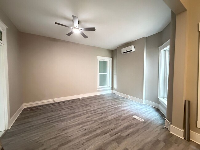 Building Photo - Huge 4 Bed and 2.5 Bath Home!