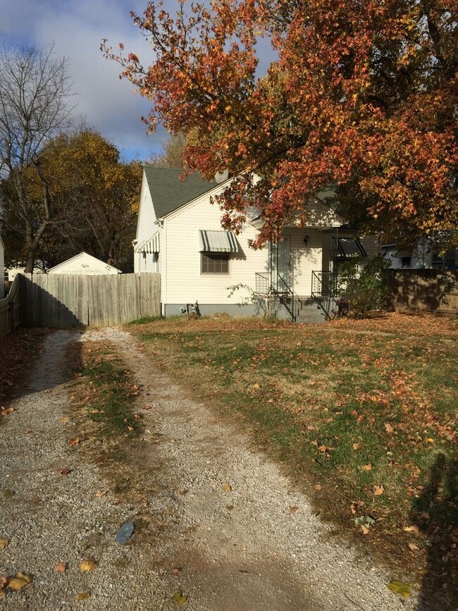 Building Photo - Very nice and LARGE 1 bed House for rent CLOSE TO MSU!