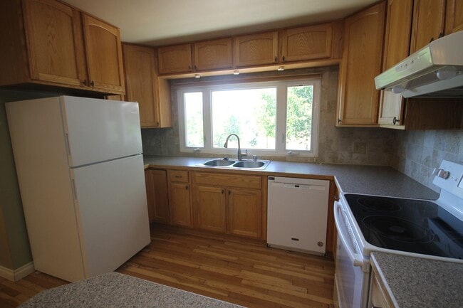 Building Photo - 3 Bedroom One Level with 2 Car Garage