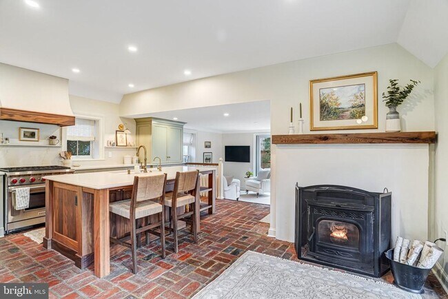 Building Photo - 7153 Main St