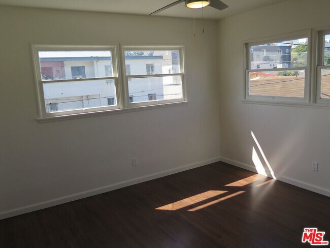 Building Photo - 833 N Kingsley Dr