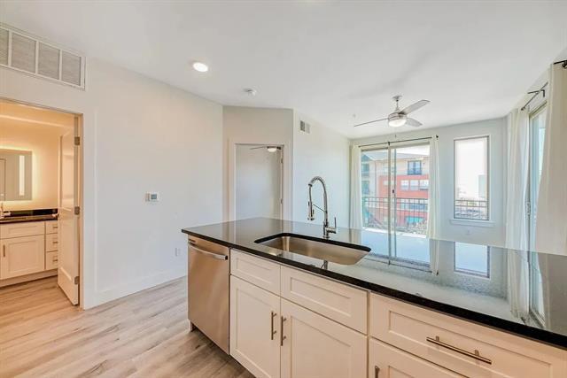 Building Photo - 1200 E 15th St