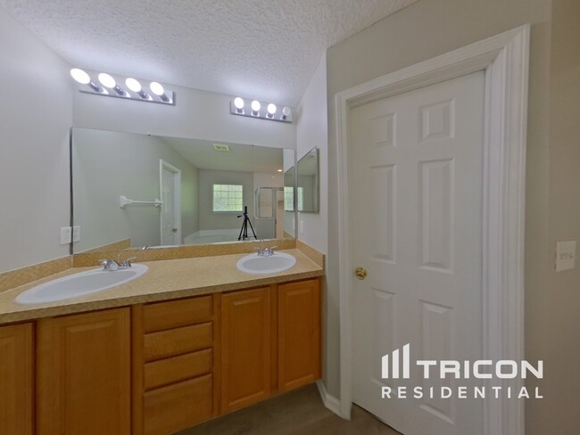 Building Photo - 582 Summer Breeze Dr N