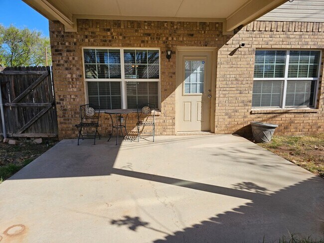 Building Photo - 607 NE Ave E Pl