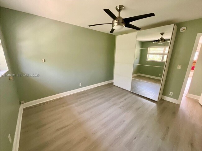 Building Photo - 2716 NE 30th Pl