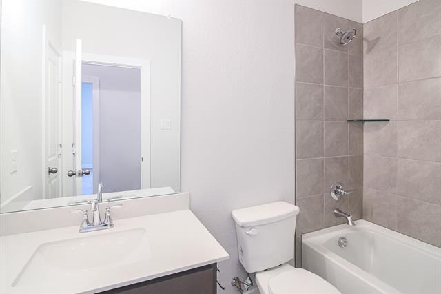 Building Photo - 917 Hawthorn Ln