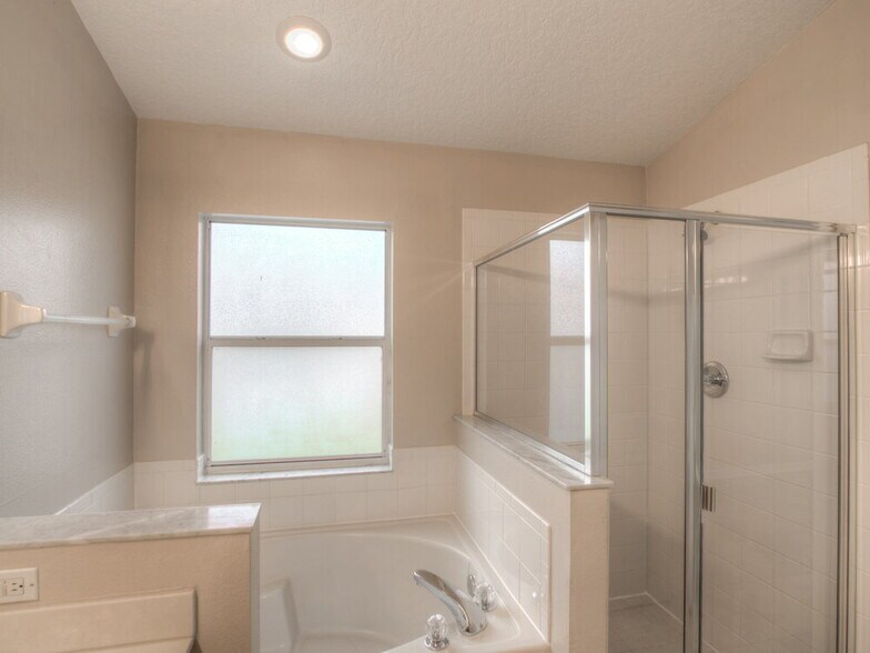 Building Photo - 133 Thornbury Dr