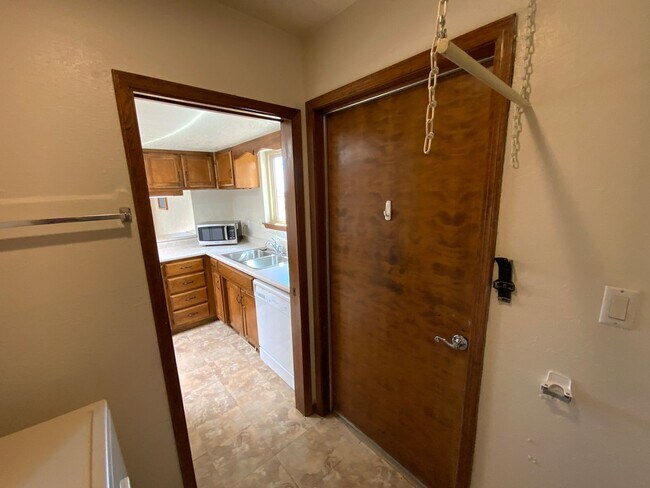 Building Photo - 3 Bedroom Single Story Home Available Near...