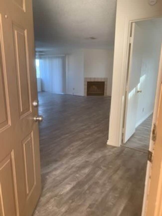 Building Photo - Update unit!!