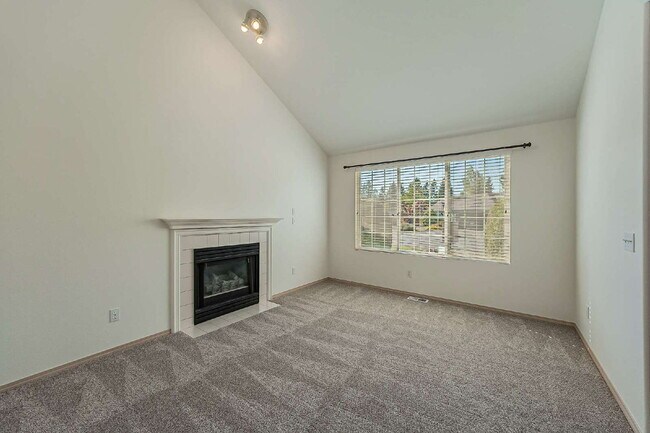 Building Photo - **NO SHOWINGS AT THIS TIME. WE HAVE A PEND...
