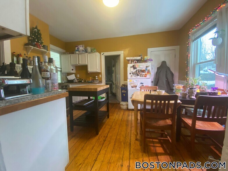 Building Photo - 44 Delle Ave