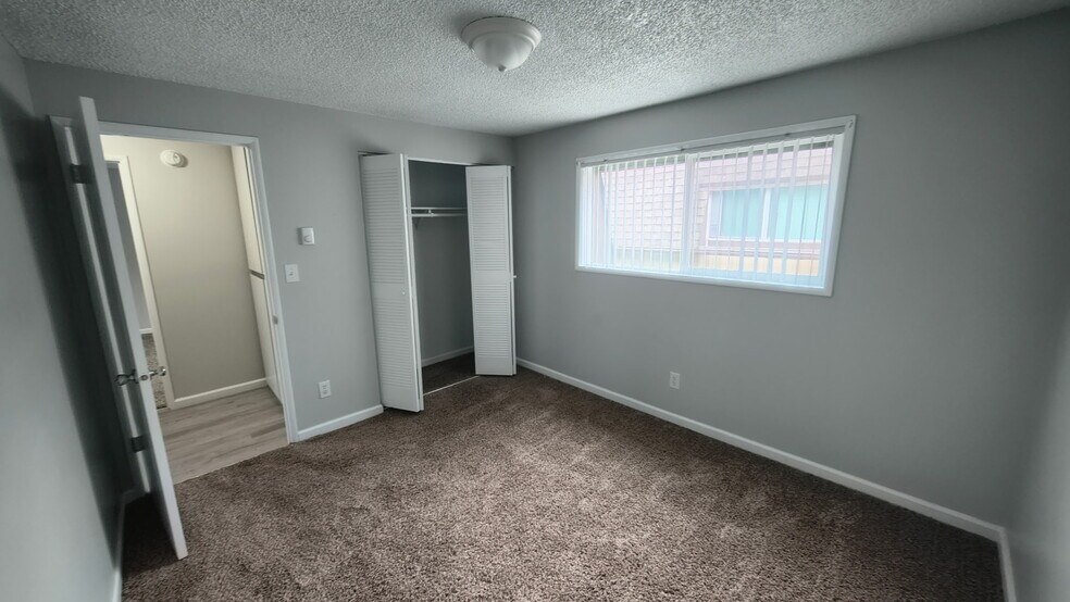 Building Photo - Mountain View Apartments