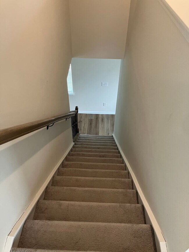 Building Photo - Beautiful Like new 3 bedroom Home in Gambi...