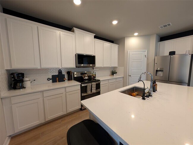 Building Photo - 3030 Charyn Wy