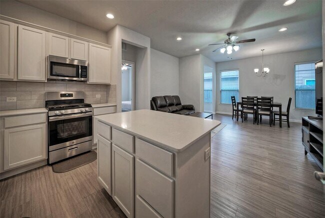 Building Photo - 913 Fortrose Ter