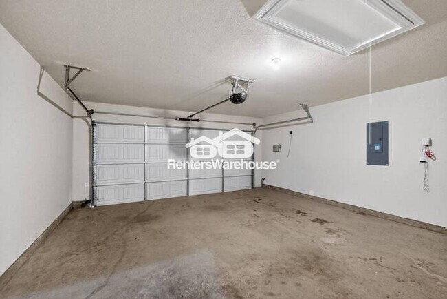 Building Photo - Great Location and Fully Refreshed Move In...