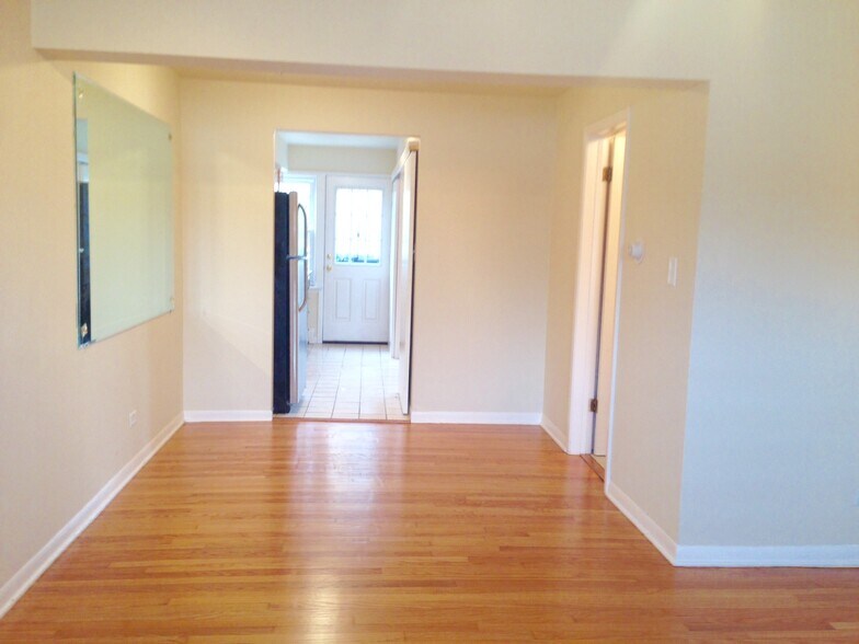 Building Photo - 4700 N Ashland Ave