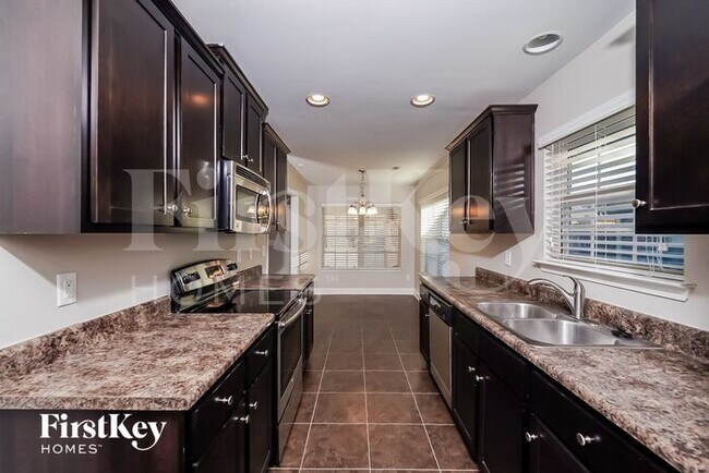 Building Photo - 855 Clover Ave