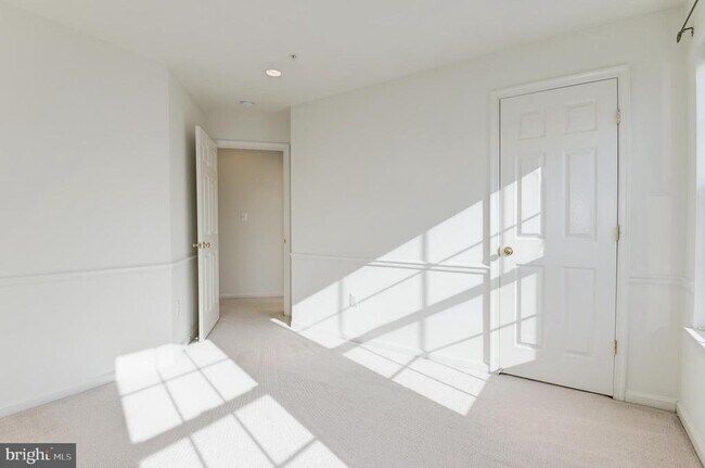 Building Photo - 1984 Crescent Park Dr