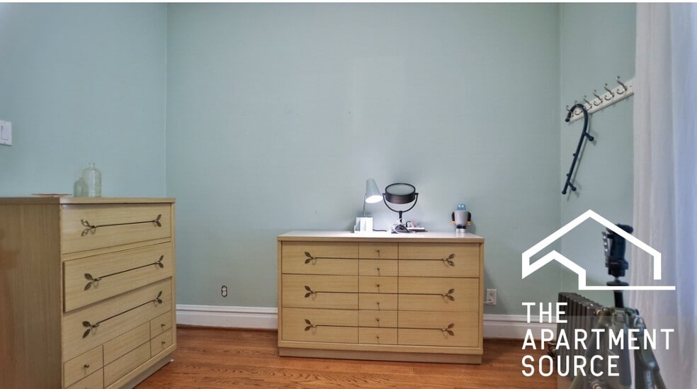 Building Photo - 2549 W Wilson Ave