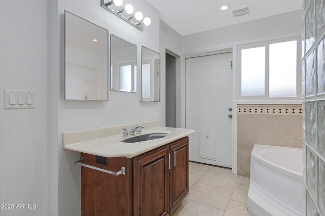 Building Photo - 1627 E Fremont Dr