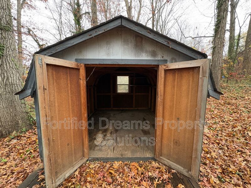 Building Photo - 5265 Country Club Rd