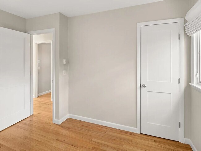 Building Photo - Modern Comfort on East Terrace — Perfect for Families or Professionals