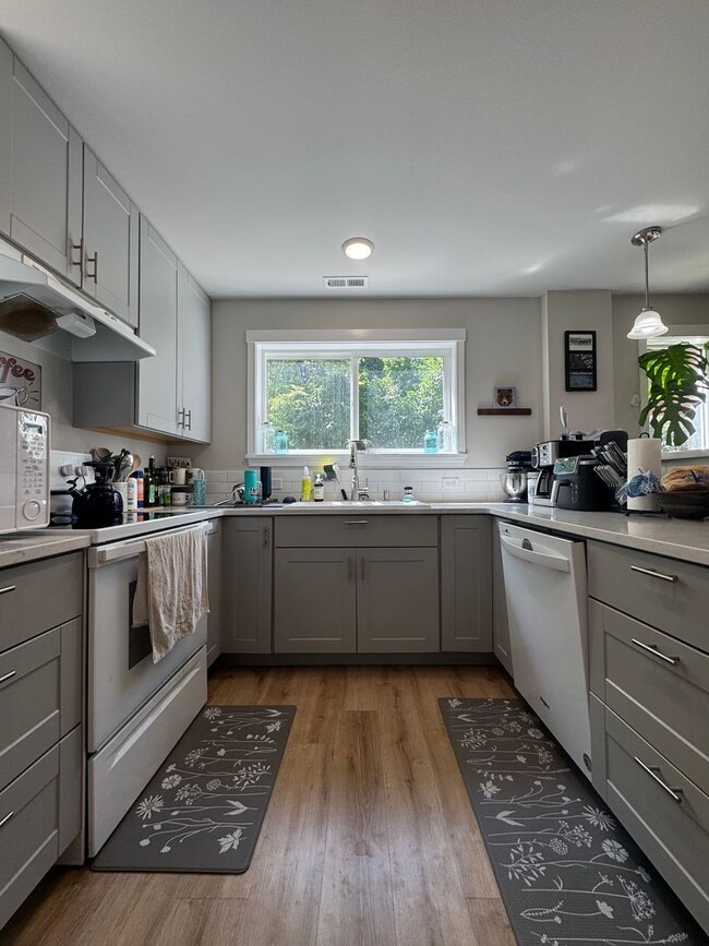 Building Photo - 3-Bed, 3-Bath Home for Lease w/ Rooftop De...