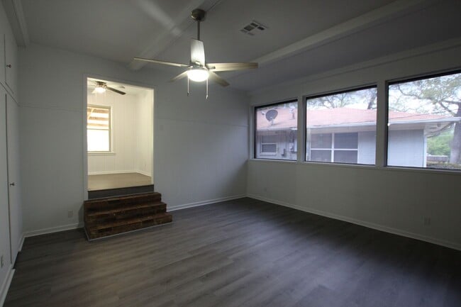 Building Photo - Adorable 3 Bed 2 Bath in Tyler with TWO Li...