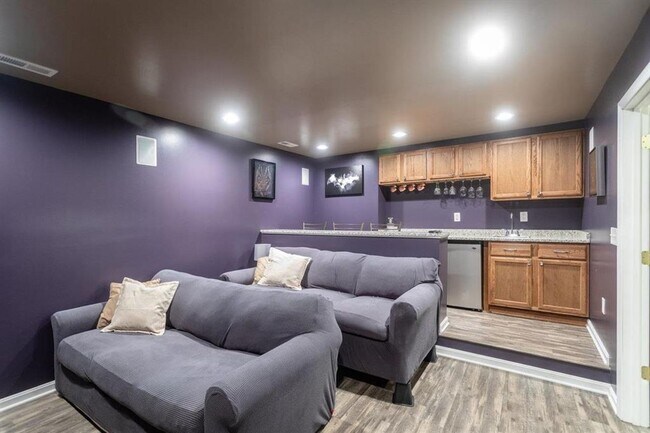Building Photo - Spacious Townhouse with BONUS THEATER ROOM