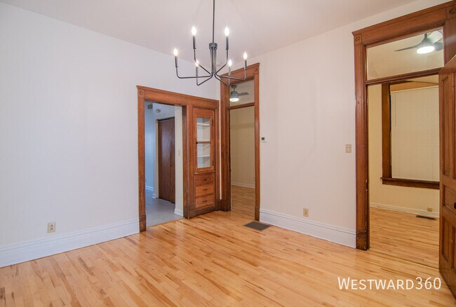 Building Photo - 3356 N Kenmore Ave