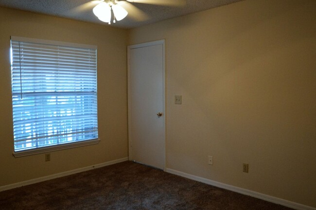 Building Photo - METROWEST: Popular Tradewinds Community!