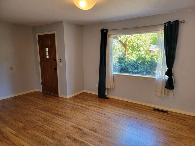 Building Photo - Charming 3 Bed, 1 Bath House with Fenced Yard, Bonus Room and Close to Willamette Park !