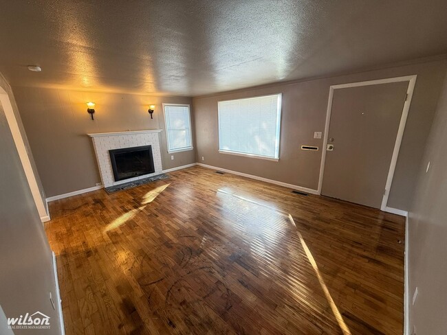 Building Photo - Newly Remodeled 2BR/1BA House with Bonus R...