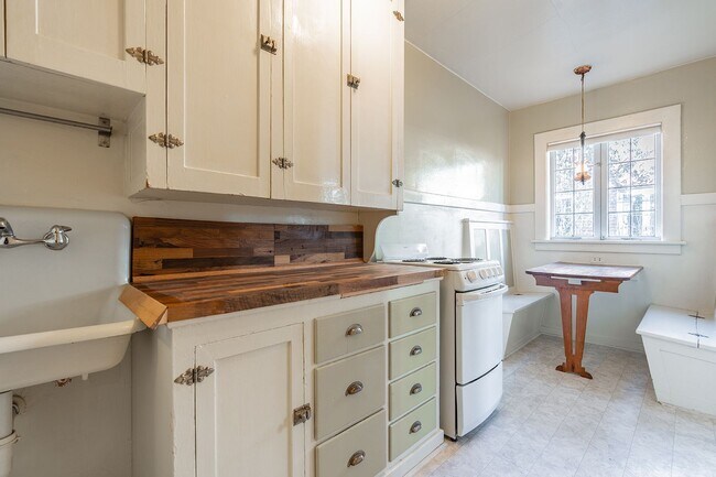 Building Photo - Broadway Court