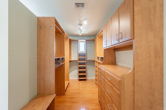 Building Photo - 1325 W Lobo Ave