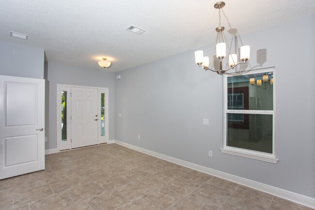 Building Photo - Great location! One block from DeVillier's Square and walking distance to Palafox.