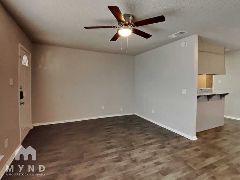 Building Photo - 1303 1/2 Berry Dr Apt B