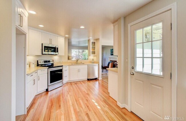 Building Photo - Serene Wedgwood home
