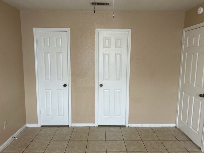 Building Photo - 2511 Bermuda Dr