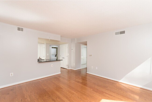 Building Photo - Logan Circle Condo | 1 Bed | 1 Bath | 625 Sf