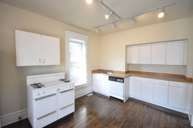 Kitchen - 385 E Oakland Ave