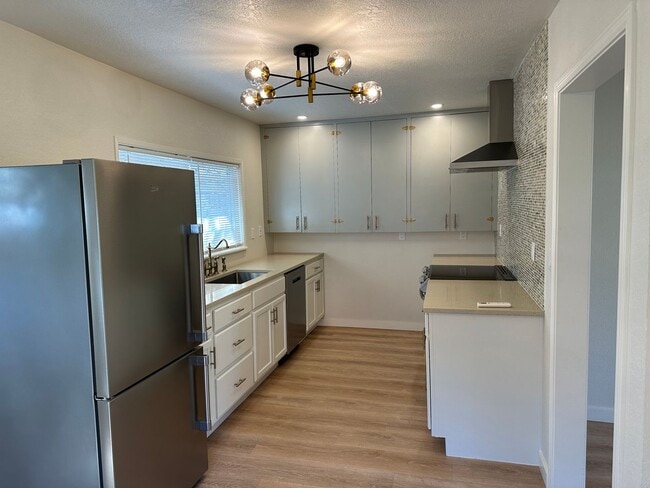 Building Photo - Beautiful high end 1 bedroom duplex with office!