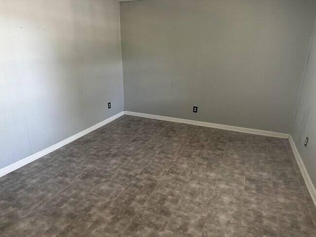 Building Photo - Dartmouth Duplex