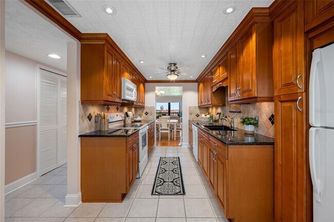Building Photo - 3400 Cove Cay Dr