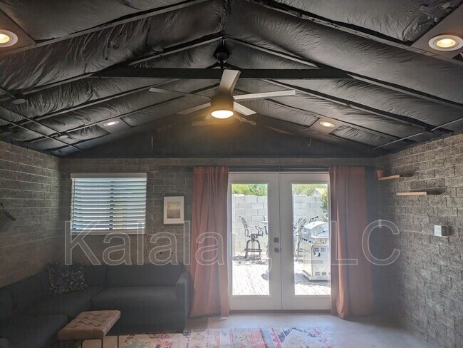 Building Photo - 1049 E Weber Dr