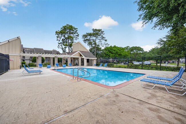 Building Photo - 2340 Woodland Park Dr