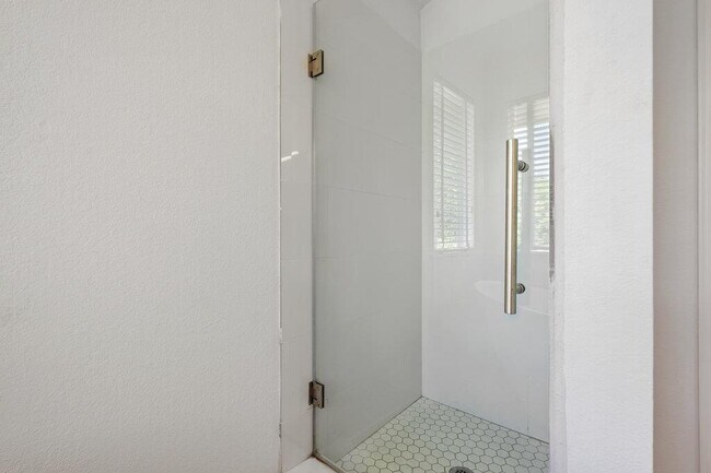 Building Photo - 13400 Rossello Dr