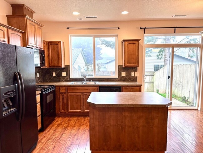 Building Photo - Beautiful 3 Bd 2.5 Ba Town Home by Vancouver Mall - SPECIAL JULY RENT FREE!