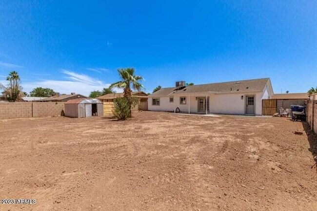 Building Photo - 1624 W Geneva Dr